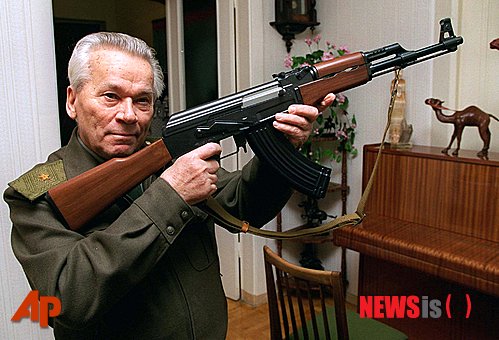 【이제프스크=AP/뉴시스】AK-47 소총 개발자인 러시아 미하일 칼라시니코프가 1997년 10월 이제프스크 자택에서 AK-47를 들고 있는 모습. 그는 23일 94세의 일기로 사망했다. 2013.12.24