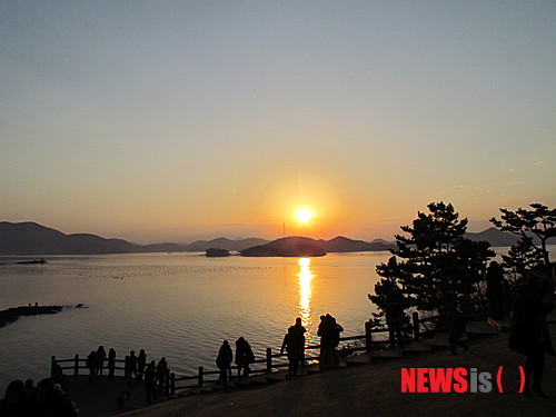 【통영=뉴시스】신정철 기자 = 경남 통영시는 갑오년 새해 해맞이 행사를 1일 오전 6시부터 정량동 망일봉 이순신공원에서 갖는다. 사진은 이순신공원 맞은편 한산도에서 떠오르는 일출 광경.2013.12.24&nbsp;&nbsp; sin@newsis.com(사진=통영시 제공)