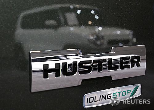 【도쿄=로이터/뉴시스】스즈키 모터스가 새로 내놓은 박스형 미니카 '허슬러'가 24일 도쿄의 공개 행사를 통해 선보였다. 자동차 회사 관계자들은 '허슬러'란 이름이 영어 원어민들에게는 섹스 잡지를 떠올린다는 사실을 전혀 생각지 않고 웬지 멋있어 보이는 영어단어들을 차 이름으로 선택하고 있다. 2013.12.25&nbsp; 