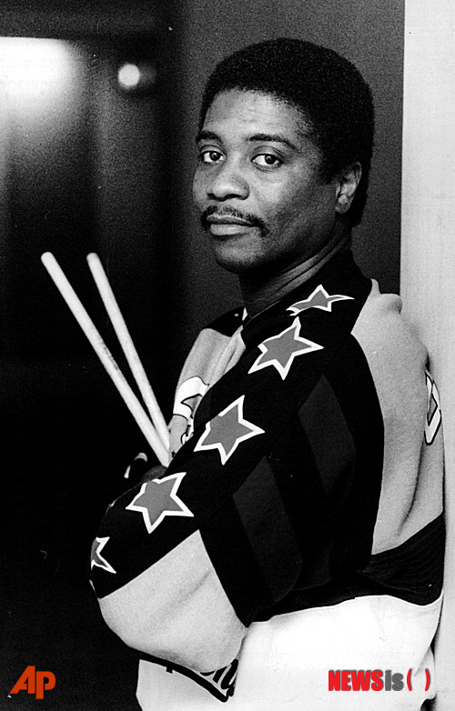 【디트로이트=AP/뉴시스】1988년 캔자스 시티에서 공연할 당시 40대의 드럼 연주자 리키 로슨(디트로이트 프리 프레스 제공 사진). 그는 마이클 잭슨, 에릭 크랩튼, 휘트니 휴스턴 등 수많은 뮤지션들과 협연했던 드러머로 24일 로스앤젤레스의 한 병원에 입원 중 숨졌다. 2013.12.25&nbsp; 