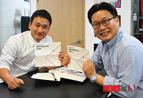 【뉴욕=뉴시스】노창현 특파원 = 전 세계를 누비며 ‘한글 공부방’ 지원 프로젝트를 펼치고 있는 방송인 서경석과 한국 홍보 전문가 서경덕 성신여대 교수가 중국 상하이에 있는 독립 유적지에 관련한 안내서를 발간했다. 우선 3000부를 제작한 안내서는 상하이 임시정부청사 외에 송경령 능원, 헌병대 사령부, 무언탕 교회 등 상하이 내 7곳의 독립 유적지에 관한 주소와 교통편, 역사적 내용을 자세히 설명하고 있다. 서경석-서경덕 콤비는 향후 상하이를 시작으로 충칭, 하얼빈과 일본의 교토 지역, 러시아 블라디보스토크 및 우스리스크 등 연해주 지역까지 널리 퍼져 있는 독립 유적지에 대한 안내서를 지속적으로 발간할 예정이다. 2013.12.25. <사진=서경덕교수 제공> robin@newsis.com