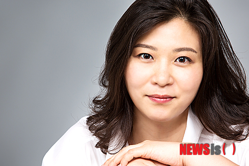 【서울=뉴시스】이재훈 기자 = 경기도문화의전당(이사장 조재현)이 경기필하모닉 오케스트라의 예술단장으로 성시연(37) 서울시립교향악단 전 부지휘자를 선임했다. 주목받는 젊은 지휘자인 성 신임 예술단장은 서울예술고등학교와 베를린 국립음대을 나왔다. 베를린 한스 아이슬러 최고연주자 과정을 밟았다. 2002년 모차르트의 '마술피리'로 데뷔한 성 예술단장은 2006년 게오르그 솔티 국제지휘콩쿠르에서 우승했다. 보스턴심포니 오케스트라 137년 역사상 최초의 여성 부지휘자로 세계의 주목을 받았다. 최근까지 서울시향의 부지휘자로 활동했다. 2003년 독일지휘자협회에 등록됐으며 2006년 게오르그 솔티 콩쿠르1위, 2007년 밤베르그, 말러 국제 지휘 콩쿠르 1위 없는 2위, 2009년 독일음악협회 주최 지휘 콩쿠르 2위 등을 차지했다. 성 단장은 "경기필은 4관 편성의 대규모 오케스트라로 참신하고 열정이 돋보이며, 젊은 단원이 많은 장점을 가지고 있다"면서 "젊은 오케스트라와 젊은 내가 함께 소통하면서 새로운 도전이 되는 음악을 만들 것"이라고 기대했다. 지난 5월 불미스런 일로 구자범(43) 전 예술단장이 사퇴하면서 약 7개월째 경기필하모닉오케스트라의 수장 자리가 비어 있었다. 경기도문화의전당은 "경기필은 1997년 창단 이후 106명의 대규모 오케스트라로 성장했다"면서 "성시연 예술단장의 영입으로 새로운 인프라를 구축할 것"이라고 전했다. realpaper7@newsis.com