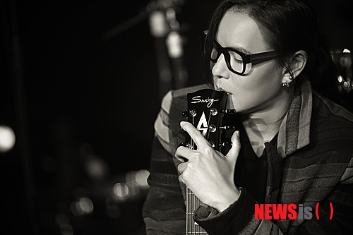 【서울=뉴시스】이재훈 기자 = "수많은 사람들이 제게 요구한 것이 20년 전에 낸 '겨울비' 같은 노래였어요. 그래서 이번에는 2013년판 '겨울비'을 만들고자 했죠."&nbsp; 로커 김종서(48)가 2년5개월 만에 새 디지털 싱글 '아프다'를 발표했다. 2011년 7월 앨범 '락(樂)' 이후 처음 내놓은 이 곡은 헤어진 연인을 잊지 못하고 그리워하는 남자의 마음을 녹인 록 발라드다.&nbsp; realpaper7@newsis.com 