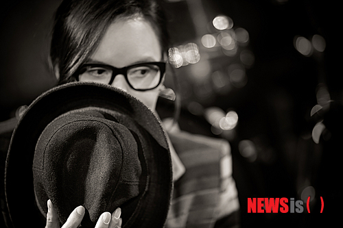 【서울=뉴시스】이재훈 기자 = "수많은 사람들이 제게 요구한 것이 20년 전에 낸 '겨울비' 같은 노래였어요. 그래서 이번에는 2013년판 '겨울비'을 만들고자 했죠."&nbsp; 로커 김종서(48)가 2년5개월 만에 새 디지털 싱글 '아프다'를 발표했다. 2011년 7월 앨범 '락(樂)' 이후 처음 내놓은 이 곡은 헤어진 연인을 잊지 못하고 그리워하는 남자의 마음을 녹인 록 발라드다.&nbsp; realpaper7@newsis.com 