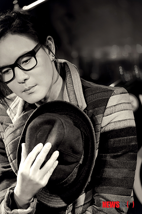 【서울=뉴시스】이재훈 기자 = "수많은 사람들이 제게 요구한 것이 20년 전에 낸 '겨울비' 같은 노래였어요. 그래서 이번에는 2013년판 '겨울비'을 만들고자 했죠."&nbsp; 로커 김종서(48)가 2년5개월 만에 새 디지털 싱글 '아프다'를 발표했다. 2011년 7월 앨범 '락(樂)' 이후 처음 내놓은 이 곡은 헤어진 연인을 잊지 못하고 그리워하는 남자의 마음을 녹인 록 발라드다.&nbsp; realpaper7@newsis.com 