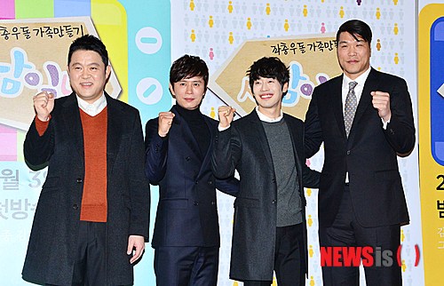 【서울=뉴시스】고승민 기자 = 26일 오후 서울 영등포구 여의도동 IFC몰 CGV에서 열린 MBC 새 예능프로그램 '좌충우돌 가족만들기 사남일녀' 제작발표회에서 출연진들이 포즈를 취하고 있다.&nbsp; 4남 1녀는 남매가 된 4명의 형제와 외동딸이 시골 부모님과 함께 생활하며 가족의 의미를 찾는 프로그램이다. 미스코리아 출신 배우 이하늬가 첫번째 여자 게스트(외동딸)로 출연하는 '사남일녀'는 2014년 1월 첫방송된다. 왼쪽부터 방송인 김구라, 배우 김민종ㆍ김재원, 전 농구선수 서장훈. 2013.12.26.&nbsp; kkssmm99@newsis.com