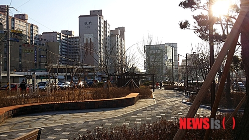 【청주=뉴시스】이성기 기자 = 27일 오전 준공한 청주시 금천동 쇠내울 소공원. 지난해부터 26억원을 들여 조경수 등 1만1000여 그루를 심었고 파고라 2곳, 체육시설 7곳, 앉음벽, 산책로 등 편의시설을 갖췄다.2013.12.27 (사진= 청주시 제공) sklee@newsis.com