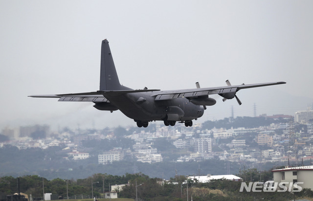[기노완=AP/뉴시스] 미군 특수전 수송기인 MC-130가 26일 대만해협을 통과 비행했다. 