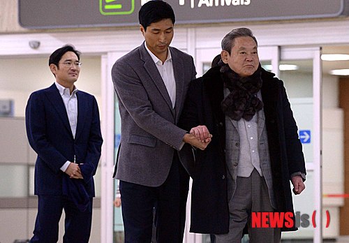 【서울=뉴시스】김인철 기자 = 지난달 3일 미국으로 출국 했던 이건희 삼성 회장이 27일 오후 일본에서 삼성그룹 전용기편으로 김포공항을 통해 귀국하고 있다. 2013.12.27.&nbsp; yatoya@newsis.com