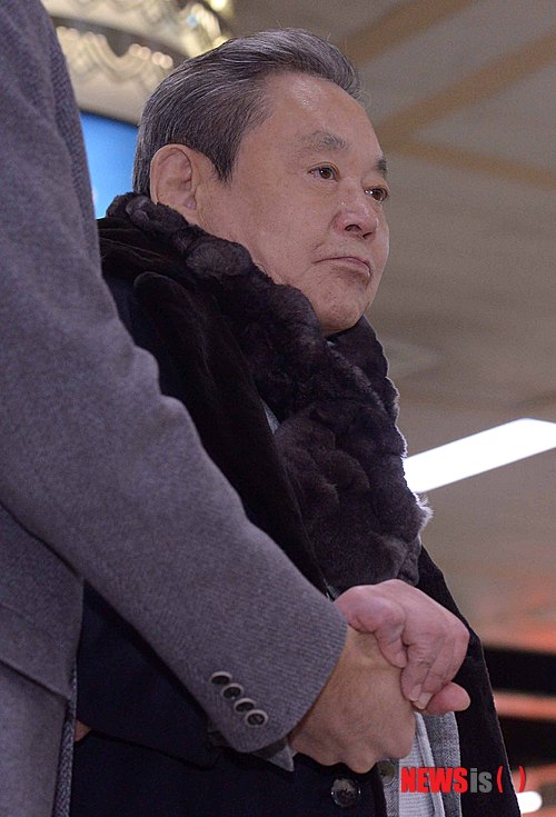 【서울=뉴시스】김인철 기자 = 지난달 3일 미국으로 출국 했던 이건희 삼성 회장이 27일 오후 일본에서 삼성그룹 전용기편으로 김포공항을 통해 귀국하고 있다. 2013.12.27.&nbsp; yatoya@newsis.com