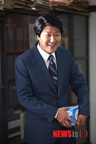 【서울=뉴시스】이재훈 기자 = 영화 '변호인'이 개봉 10일 만에 관객 400만명을 돌파했다.&nbsp; 영화 배급사 NEW와 영화관입장권 통합전산망에 따르면, '변호인'은 28일 오후 12시30분 누적 관객 400만1599명을 기록했다.&nbsp; 지난 10일 개봉 첫날 23만명을 끌어모은 '변호인'은 사흘 만에 100만명을 불러들였다. 닷새 만에 200만명, 이레 만에 300만명이 관람했다.&nbsp; 열이틀 만에 400만명을 넘어선 '7번 방의 선물'(최종 관객 1280만명), 열엿새 만에 400만명을 기록한 '광해, 왕이 된 남자'(최종 관객 1231만명)보다 빠른 속도다.&nbsp; 특히 1362만명을 모으며 12월 개봉작 중 최고 흥행작이자 역대 박스오피스 흥행성적 1위인 '아바타'가 세운 개봉 열하루 만의 400만명 기록도 앞질렀다.&nbsp;&nbsp; '변호인'은 1980년대 초 부산을 배경으로 돈과 인맥이 없고, 가방끈도 짧은 세무 변호사 '송우석'이 '부림사건'을 계기로 성숙하는 과정을 그렸다. 양우석(43) 감독이 노무현 전 대통령을 모티브를 삼아 송우석 캐릭터를 만들었다. 송우석을 연기한 송강호(46)의 연기가 절정에 달했다는 평가를 받고 있다.&nbsp;&nbsp; realpaper7@nesis.com&nbsp; 