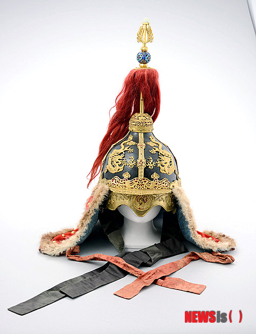 【대전=뉴시스】박희송 기자 = 문화재청 국립문화재연구소는 30일 국외 소재 한국문화재 조사사업으로 라이프치히그라시민속박물관에서 소장하는 우리나라 문화재의 현지조사 결과를 담은 '독일 라이프치히그라시민속박물관 소장 한국문화재' 보고서를 발간했다. 사진은 독일 라이프치히그라시민속박물관에 소장돼 있는 투구. 2013.12.30. (사진=문화재청 국립문화재연구소 제공)&nbsp;&nbsp; photo@newsis.com&nbsp; 