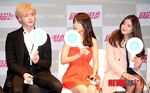 【서울=뉴시스】김진아 기자 = 배우 이종석, 박보영, 이세영이 30일 오전 서울 광진구 자양동 롯데시네마 건대입구점에서 열린 영화 '피끓는 청춘' 제작보고회에서 미니토크를 하고 있다.&nbsp; '피끓는 청춘'은 1982년이라는 시대적 배경과 충청도를 무대로 청춘들의 뜨거운 드라마를 그리며 추억을 환기하는 동시에 아날로그 감성을 통한 공감대를 형성하는 불타는 농촌 로맨스를 그린 복고무비로 2014년 1월 23일 개봉 예정이다. 2013.12.30.&nbsp; bluesoda@newsis.com