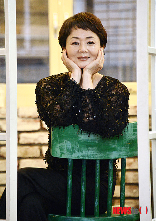 【서울=뉴시스】홍찬선 기자 = 영화 '변호인'에서 열연한 배우 김영애(최순애 역)가 30일 오후 서울 종로구 팔판동의 한 카페에서 인터뷰를 하고 있다. 개봉 12일만에 관객 500만을 돌파한 '변호인'은 고 노무현 전 대통령의 변호사 시절을 모티브 삼아 만들어진 작품으로 속물 세무변호사 '우석'(송강호)이 인권변호사로 거듭나는 과정을 그렸다. 2013.12.30. mania@newsis.com