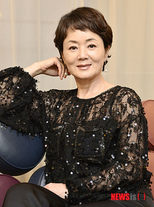 【서울=뉴시스】홍찬선 기자 = 영화 '변호인'에서 열연한 배우 김영애(최순애 역)가 30일 오후 서울 종로구 팔판동의 한 카페에서 인터뷰를 하고 있다. 개봉 12일만에 관객 500만을 돌파한 '변호인'은 고 노무현 전 대통령의 변호사 시절을 모티브 삼아 만들어진 작품으로 속물 세무변호사 '우석'(송강호)이 인권변호사로 거듭나는 과정을 그렸다. 2013.12.30. mania@newsis.com