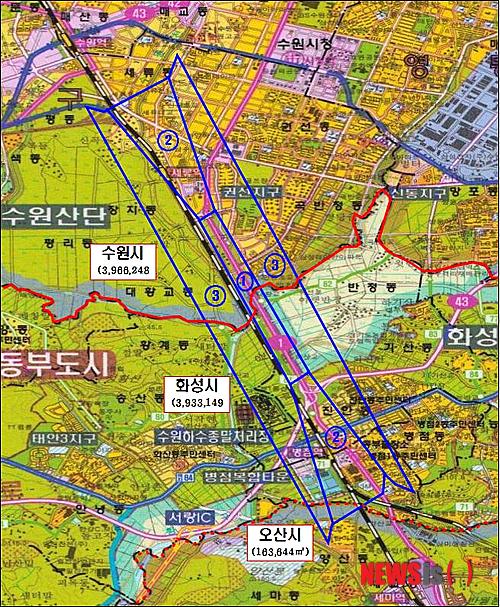 【의정부=뉴시스】김칠호 기자= 안정행정부 관보에 31일 게재돼 비행안전구역에서 해제된 수원비행장의 비상활주로 주변 지형도. 8.06㎢ 일대가 비행안전구역에서 해제돼 개발이 가능해졌다.&nbsp; 2013.12.31 (자료=경기도 제공)&nbsp;&nbsp; seven5@newsis.com 