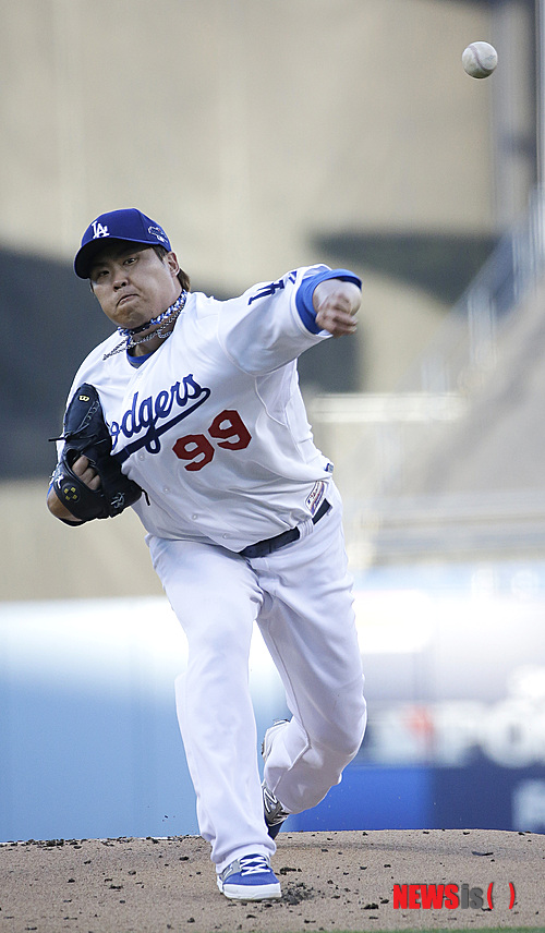 【로스앤젤레스=AP/뉴시스】메이저리그 공식사이트인 MLB.com은 올 시즌 류현진(26)의 활약을 LA다저스의 주요 이슈 중 하나로 꼽으며 "단단하고 꾸준했다"고 평가했다. 사진은 10월15일(한국시간) 캘리포니아주 로스앤젤레스의 다저스타디움에서 열린 2013 메이저리그 내셔널리그 챔피언십시리즈 3차전 세인트루이스 카디널스와의 홈경기에 역투하는 류현진의 모습.