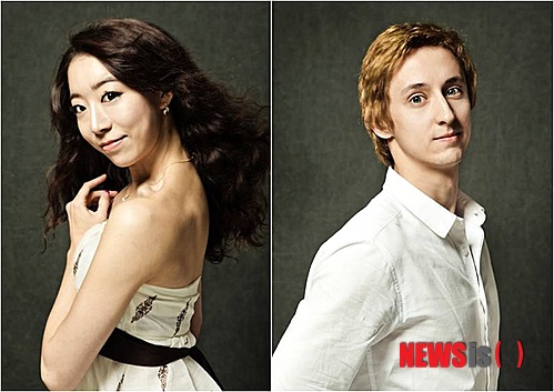 【서울=뉴시스】이재훈 기자 = 발레 공연의 커튼콜에서 깜짝 프러포즈가 이뤄졌다. 유니버설 발레단(단장 문훈숙)에 따르면, 28일 서울 능동 유니버설아트센터 펼쳐진 '호두까기인형' 저녁 공연에서 수석무용수 콘스탄틴 노보셀로프(28)가 애인이자 파트너인 수석무용수 강미선(30)에게 프러포즈를 했다. 공연 후 커튼콜 때 노보셀로프는 객석을 향해 두 번째 인사를 마치고 강미선에게 손을 뻗었다. 이어 무릎을 꿇은 다음 손에 쥐고 있던 반지 상자를 그녀에게 건넸다. 1000여명의 관객들은 박수와 환호를 보냈고, 놀란 강미선은 눈물을 글썽이며 반지를 받았다. 유니버설발레단은 "관객들은 물론 함께 공연한 동료 무용수, 스태프, 당사자인 강미선도 모르게 노보셀로프 혼자 준비한 깜짝 이벤트였다"고 전했다. 강미선은 "생각지도 못한 프러포즈를 받아서 눈물만 계속 흘렀는데 다시 생각해보니 너무 감동적이었고 행복해서 지금도 꿈을 꾸는 것 같다"고 말했다. 이날 프러포즈 이벤트는 노보셀로프가 지난 3월 '백조의 호수' 공연 때 벌일 예정이었다. 그러다 공연을 앞두고 갑작스러운 부상을 당해 이벤트를 미뤘다. 유니버설발레단의 수석무용수인 강미선과 노보셀로프는 2008년부터 교제를 시작했다. 강미선은 발레단에 먼저 입단한 선배에다 연상이다. 유니버설발레단 관계자는 "러시아에서 홀로 한국으로 와 외로운 생활을 견디는 노보셀로프는 따뜻하고 살뜰한 강미선에게 이성의 감정을 품게 됐다"면서 "강미선 역시 씩씩하고 발레밖에 모르는 그에게 점점 더 호감을 갖게 됐다"고 알렸다. "두 사람이 구체적인 결혼 계획은 세우지 않았다"고 덧붙였다. 선화예술학교, 워싱턴 키로프 발레아카데미를 거쳐 2002년 유니버설발레단에 입단한 강미선은 지난해 수석무용수의 자리에 올랐다. 시원시원한 스텝이 인상적인 그녀는 모던 발레작품에서 고난도의 테크닉으로 인기를 끌고 있다. 러시아 바가노바 발레아카데미 졸업 1년 후 스승인 알버트 미르조얀의 추천으로 유니버설발레단에 입단한 노보셀로프 역시 지난해 수석무용수기 됐다. 클래식, 모던, 드라마 발레까지 소화할 수 있는 무용수로 평가받고 있다. realpaper7@newsis.com