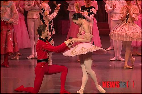 【서울=뉴시스】이재훈 기자 = 발레 공연의 커튼콜에서 깜짝 프러포즈가 이뤄졌다. 유니버설 발레단(단장 문훈숙)에 따르면, 28일 서울 능동 유니버설아트센터 펼쳐진 '호두까기인형' 저녁 공연에서 수석무용수 콘스탄틴 노보셀로프(28)가 애인이자 파트너인 수석무용수 강미선(30)에게 프러포즈를 했다. 공연 후 커튼콜 때 노보셀로프는 객석을 향해 두 번째 인사를 마치고 강미선에게 손을 뻗었다. 이어 무릎을 꿇은 다음 손에 쥐고 있던 반지 상자를 그녀에게 건넸다. 1000여명의 관객들은 박수와 환호를 보냈고, 놀란 강미선은 눈물을 글썽이며 반지를 받았다. 유니버설발레단은 "관객들은 물론 함께 공연한 동료 무용수, 스태프, 당사자인 강미선도 모르게 노보셀로프 혼자 준비한 깜짝 이벤트였다"고 전했다. 강미선은 "생각지도 못한 프러포즈를 받아서 눈물만 계속 흘렀는데 다시 생각해보니 너무 감동적이었고 행복해서 지금도 꿈을 꾸는 것 같다"고 말했다. 이날 프러포즈 이벤트는 노보셀로프가 지난 3월 '백조의 호수' 공연 때 벌일 예정이었다. 그러다 공연을 앞두고 갑작스러운 부상을 당해 이벤트를 미뤘다. 유니버설발레단의 수석무용수인 강미선과 노보셀로프는 2008년부터 교제를 시작했다. 강미선은 발레단에 먼저 입단한 선배에다 연상이다. 유니버설발레단 관계자는 "러시아에서 홀로 한국으로 와 외로운 생활을 견디는 노보셀로프는 따뜻하고 살뜰한 강미선에게 이성의 감정을 품게 됐다"면서 "강미선 역시 씩씩하고 발레밖에 모르는 그에게 점점 더 호감을 갖게 됐다"고 알렸다. "두 사람이 구체적인 결혼 계획은 세우지 않았다"고 덧붙였다. 선화예술학교, 워싱턴 키로프 발레아카데미를 거쳐 2002년 유니버설발레단에 입단한 강미선은 지난해 수석무용수의 자리에 올랐다. 시원시원한 스텝이 인상적인 그녀는 모던 발레작품에서 고난도의 테크닉으로 인기를 끌고 있다. 러시아 바가노바 발레아카데미 졸업 1년 후 스승인 알버트 미르조얀의 추천으로 유니버설발레단에 입단한 노보셀로프 역시 지난해 수석무용수기 됐다. 클래식, 모던, 드라마 발레까지 소화할 수 있는 무용수로 평가받고 있다. realpaper7@newsis.com