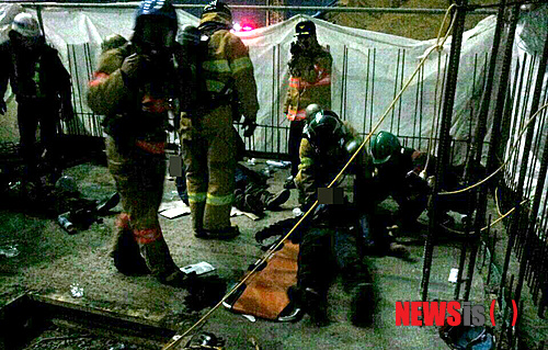 【평택=뉴시스】강종민 기자 = 31일 오후 경기 평택 용이동의 한 아파트 신축공사현장에서 일산화탄소 중독으로 추정되는 사고가 발생, 긴급출동한 소방대원들이 부상자에게 응급처치를 시도하고 있다. 이번 사고로 2명이 사망하고 3명이 경상을 입었다. 2013.12.31 (사진=경기소방재난본부 제공)&nbsp; photo@newsis.com 