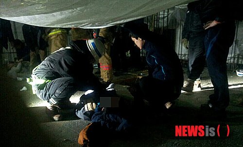 【평택=뉴시스】강종민 기자 = 31일 오후 경기 평택 용이동의 한 아파트 신축공사현장에서 일산화탄소 중독으로 추정되는 사고가 발생, 긴급출동한 소방대원들이 부상자에게 응급처치를 시도하고 있다. 이번 사고로 2명이 사망하고 3명이 경상을 입었다. 2013.12.31 (사진=경기소방재난본부 제공)&nbsp; photo@newsis.com 