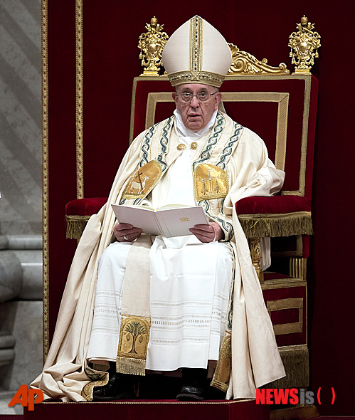 【서울=뉴시스】유상우 기자 = “너는 베드로이다. 내가 이 반석 위에 내 교회를 세울 터인즉, 저승의 세력도 그것을 이기지 못할 것이다. 또 나는 너에게 하늘나라의 열쇠를 주겠다. 그러니 네가 무엇이든지 땅에서 매면 하늘에서도 매일 것이고, 네가 무엇이든지 땅에서 풀면 하늘에서도 풀릴 것이다.”&nbsp; swryu@newsis.com