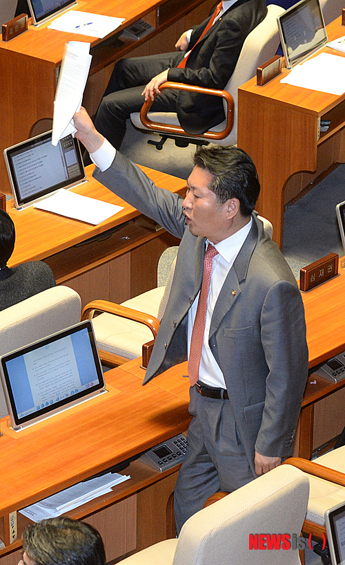 【서울=뉴시스】전진환 기자 = 1일 새벽 제321회 국회 본회의가 열린 서울 여의도 국회 본회의장에서 정청래 민주당 의원이 편법 예산증액이 있다며 항의하고 있다. 2014.01.01.&nbsp; amin2@newsis.com 