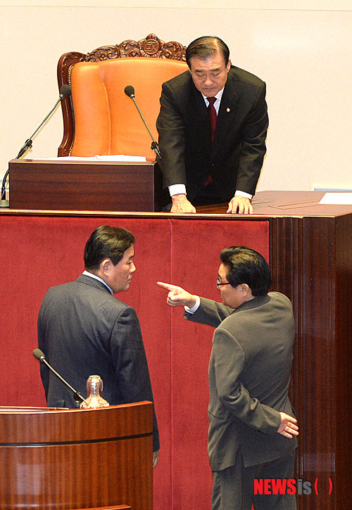 【서울=뉴시스】전진환 기자 = 1일 새벽 제321회 국회 본회의가 열린 서울 여의도 국회 본회의장에서 민주당 김광림 예결소위 간사가 편법예산이 발견됐다며 의사진행발언을 하자 새누리당 최경화 원내대표와 전병헌 원내대표가 강창희 국회의장과 논의하고 있다. 2014.01.01.&nbsp; amin2@newsis.com 