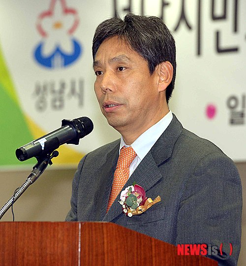 【성남=뉴시스】김인철 기자 = 성남시민프로축구단 신문선 대표이사가 2일 오후 경기 성남시청에서 열린 취임식에서 취임사를 하고 있다. 2014.01.02.&nbsp; yatoya@newsis.com