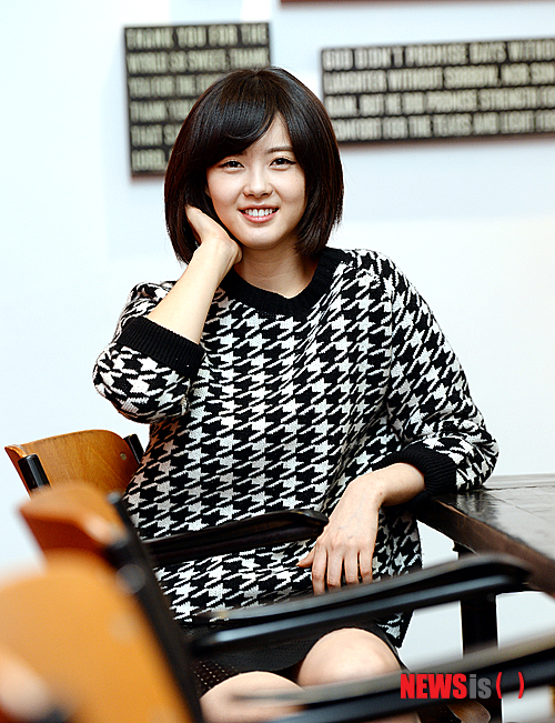 【서울=뉴시스】박영태 기자 = 배우 고아라가 2일 서울 청담동 카페에서 진행된 뉴시스와 인터뷰에서 포즈를 취하고 있다. 고아라는 케이블드라마 '응답하라 1994'에서 성나정 역할로 많은 팬들의 사랑을 받았다. 2014.01.02.&nbsp; since1999@newsis.com 