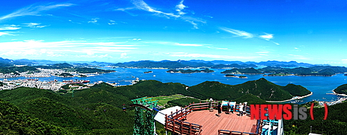 【통영=뉴시스】신정철 기자 = 2008년 4월18일 개장한 경남 통영 한려수도 조망 케이블카가 지난해까지 누적 탑승객 700만명을 돌파했다. 케이블카 상부역사인 미륵산 정상. 2014.01.02. (사진=통영시청 제공)&nbsp; photo@newsis.com 