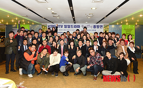 【서울=뉴시스】이재훈 기자 = KBS 2TV 일일극 '루비반지'가 유종의 미를 거뒀다.&nbsp; 시청률조사회사 닐슨코리아에 따르면, 3일 방송된 '루비반지' 마지막회가 전국시청률 21.8%를 기록했다.&nbsp; 성연령별로는 여자 40대와 60대 이상에서 17%로 가장 높은 시청점유율을 보였다. 지역별로는 광주에서 27.6%로 가장 많이 봤다.&nbsp;&nbsp; 지난해 8월19일 첫회 시청률은 7.6%, 평균시청률(총 93회)은 13.8%로 집계됐다. 자체 최고시청률은 이달 1일 방송된 91회로 24.6%로 조사됐다.&nbsp; 결혼을 앞두고 있던 '루비'(이소연)와 그녀의 쌍둥이 동생 '루나'(임정은)가 사고를 당한 뒤 얼굴이 뒤바뀌며 일어나는 이야기다. 서로 다른 사람의 삶을 살게 된 자매의 처절한 사랑과 복수를 다뤘다. KBS가 시트콤을 폐지하고 내놓는 일일극이다. 자극적인 소재임에도 배우들의 호연과 뚝심 있는 전개로 인기를 끌었다.&nbsp; 같은 날 종방한 KBS 2TV TV소설 '은희' 최종회는 전국시청률 17.7%를 올렸다. 지난해 6월24일 첫 방송 시청률은 9.1%, 평균시청률(총 140회)은 11.1%다. 자체 최고시청률은 이날 마지막회가 찍었다.&nbsp; '루비반지' 후속으로 윤소이(29) 박정철(37) 주연의 '천상여자'가 6일 오후 7시55분 첫 방송된다. '은희' 후속으로는 강예솔(21) 주연 '순금의 땅'이 6일 오전 9시에 첫선을 보인다.&nbsp; 한편, 개그맨 김구라(43)의 첫 야외 예능프로그램인 MBC TV '사남일녀' 3일 첫 방송은 전국시청률 6.1%를 거뒀다. 김구라와 함께 탤런트 김민종(41)과 김재원(32), 농구스타 서장훈(39)이 출연했다. 1녀는 게스트로 채워지며 첫 게스트로는 탤런트 이하늬(30)가 함께했다.&nbsp; 같은 시간대에 방송된 SBS TV 예능 프로그램 '정글의법칙 인 미크로네시아'는 15.6%를 챙겼다.&nbsp;&nbsp; 이날 방송된 tvN '응답하라 1994 에필로그' 1편은 평균시청률 4.5%, 순간최고시청률 5.3%를 기록하며 케이블·위성·IPTV 통합 동시간대 시청률 1위를 달렸다.&nbsp;&nbsp; realpaper7@newsis.com 