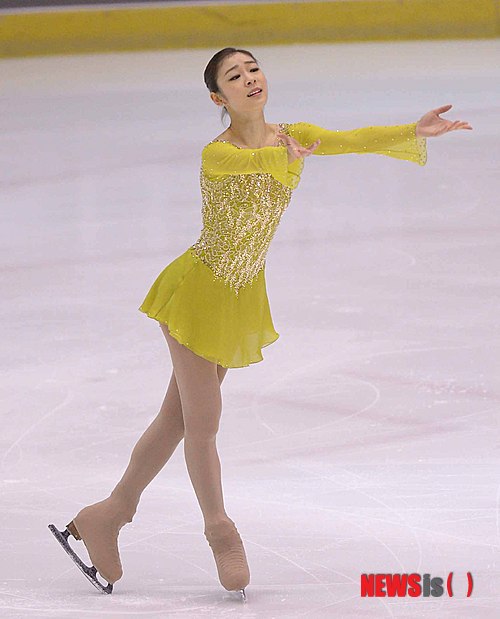 【고양=뉴시스】김인철 기자 = 김연아가 4일 오후 경기 고양어울림누리 빙상장에서 열린 제68회 전국 남녀 피겨스케이팅 종합선수권대회 여자 싱글 시니어 쇼트프로그램 경기에서 '어릿광대를 보내주오(Send in the Clowns)'를 선보이고 있다. 2014.01.04.&nbsp; yatoya@newsis.com