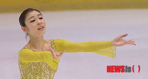 【고양=뉴시스】김인철 기자 = 김연아가 4일 오후 경기 고양어울림누리 빙상장에서 열린 제68회 전국 남녀 피겨스케이팅 종합선수권대회 여자 싱글 시니어 쇼트프로그램 경기에서 '어릿광대를 보내주오(Send in the Clowns)'를 선보이고 있다. 2014.01.04.&nbsp; yatoya@newsis.com