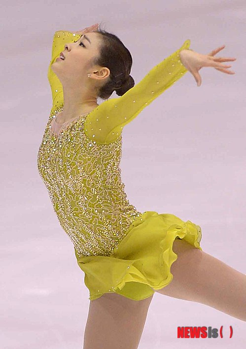 【고양=뉴시스】김인철 기자 = 김연아가 4일 오후 경기 고양어울림누리 빙상장에서 열린 제68회 전국 남녀 피겨스케이팅 종합선수권대회 여자 싱글 시니어 쇼트프로그램 경기에서 '어릿광대를 보내주오(Send in the Clowns)'를 선보이고 있다. 2014.01.04.&nbsp; yatoya@newsis.com