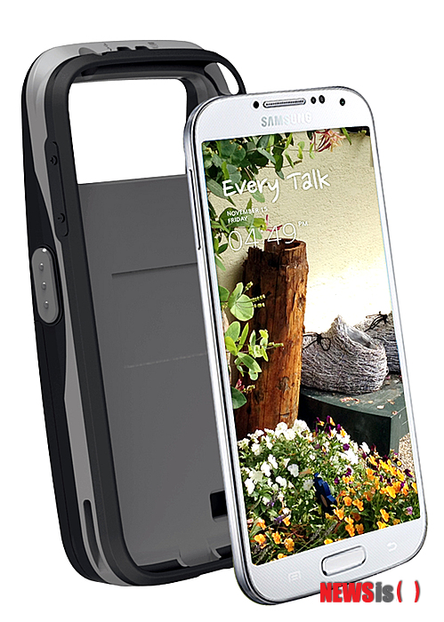 【서울=뉴시스】사이버텔브릿지가 7~10일 미국 라스베이거스에서 열리는 세계 최대 가전전시회 '2014 CES'에서 스마트폰을 활용한 IP-PTT(IP Push-To-Talk) 제품을 전시한다. 전용 PTT 애플리케이션과 PTT 버튼이 함께 장착된 하드웨어 케이스를 스마트폰에 결합하면 실제 무전기와 같이 사용할 수 있다.(사진=사이버텔브릿지 제공)