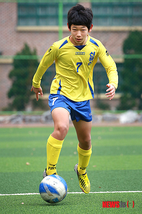 【서울=뉴시스】차범근축구상 심사위원회(위원장 장원직 전 대한축구협회 부회장)는 5일 서울 신용산초등학교의 이신형(13)이 제26회 차범근축구상 대상 수상자로 선정됐다고 전했다. 특유의 빠르고 정확한 드리블을 선보이고 있는 이신형의 모습.(사진제공 = 소년한국일보).2014.1.5. 