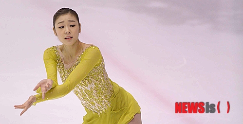 【고양=뉴시스】'피겨여왕' 김연아(24)가 2014소치동계올림픽 여자 피겨스케이팅 2연패에 도전한다. 사진은 지난 4일 오후 경기 고양어울림누리 빙상장에서 열린 제68회 전국 남녀 피겨스케이팅 종합선수권대회 여자 싱글 시니어 쇼트프로그램에서 '어릿광대를 보내주오(Send in the Clowns)'를 연기하는 김연아의 모습. (사진 = 뉴시스 DB)