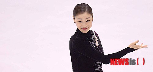 【고양=뉴시스】김인철 기자 = 5일 오후 경기 고양어울림누리 빙상장에서 열린 제68회 전국남녀피겨스케이팅 종합선수권대회에서 쇼트·프리 합계 227.86점으로 우승을 차지한 김연아가 시상식에서 환하게 웃고 있다. 2014.01.05.&nbsp; yatoya@newsis.com