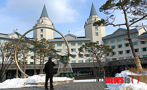 【정선=뉴시스】홍춘봉 기자 = 강원랜드가 설립된 뒤 메인카지노 개장을 기다리기가 너무 다급한 탓에 3년 앞서 스몰카지노를 개장했다. 사진은 스몰카지노로 운영되다 메인타지노 개장이후 하이원호텔로 바뀐 지난 5일의 모습. 2014.01.06.&nbsp; casinohong@newsis.com&nbsp; 