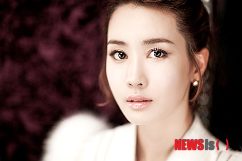 【서울=뉴시스】박영주 기자 = 탤런트 이다해(30)가 FNC엔터테인먼트와 전속계약을 맺었다.&nbsp; 이다해는 2012년 중국판 대장금으로 불리는 드라마 ‘사랑의 레시피’(애적밀방)에 출연했다. 이 작품으로 상하이에서 열린 ‘LETV 영화 드라마 시상식’에서 드라마 부문 최고 여자배우상을 받았다.&nbsp; 이다해를 영입한 FNC엔터테인먼트에는 그룹 ‘FT아일랜드’ ‘씨엔블루’ ‘AOA’, 가수 주니엘 등과 탤런트 박광현, 윤진서, 이동건, 성혁, MC 송은이 등이 소속돼 있다.&nbsp; gogogirl@newsis.com 