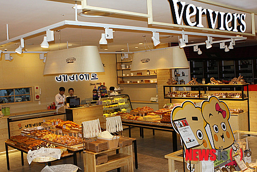 【광주=뉴시스】배상현 기자 =광주지역 토종 빵집인 ‘베비에르’ 과자점이 2일 롯데백화점 광주점에 입점해 많은 고객들이 한꺼번에 몰리는 등 큰 인기를 끌고 있다.2014.01.06 (사진= 롯데백화점 광주점 제공)&nbsp; praxis@newsis.com 