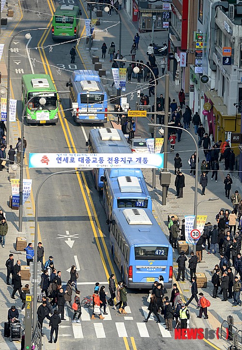 【서울=뉴시스】고범준 기자 = 서울 시내 첫 대중교통전용지구로 지정된 신촌 연세로 개통식이 열린 6일 오후 서울 서대문구 연세로에서 버스들이 줄지어 운행되고 있다. 2014.01.06.   bjko@newsis.com