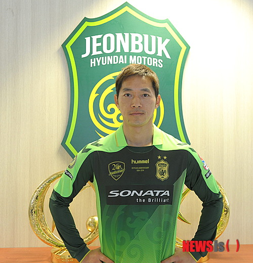 【서울=뉴시스】프로축구 전북현대는 미드필드 강화를 위해 2002 한·월드컵 주역인 김남일을 영입했다고 6일 밝혔다. 전북 유니폼을 입은 김남일이 포즈를 취하고 있다. (사진=전북현대)