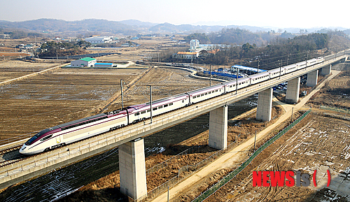 【대전=뉴시스】박희송 기자 = 한국철도시설공단은 코레일 노동조합 파업으로 인해 중단됐던 호남고속철도 1호 차량의 운행선로 시운전을 6일부터 재개했다. 사진은 시운전 중인 호남고속철 열차. 2014.01.06. (사진=한국철도시설공단 제공)&nbsp; photo@newsis.com 
