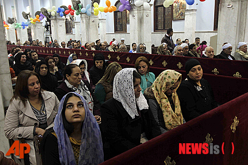  【카이로 =AP/뉴시스】이집트의 콥트 기독교도들이 이들의 크리스마스(7일) 전야인 6일 카이로의 성메리 교회에서 이브 미사를 올리고 있다. 이 교회는 지난해 10월 총격으로 수명의 신도들이 사망했으며 이날도 당국은 이 교회를 비롯해 전국의 교회들을 삼엄히 경비했다. 