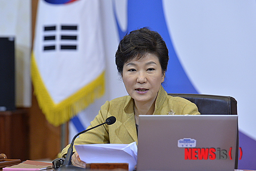 【서울=뉴시스】김영욱 기자 = 박근혜 대통령이 7일 오전 청와대에서 신년 첫 국무회의를 주재하며 모두발언을 하고 있다. 2014.01.07.&nbsp; mirage@newsis.com