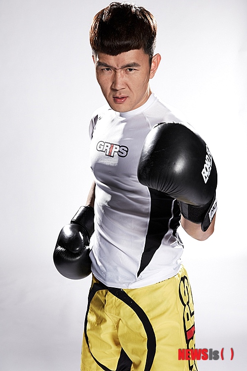 【서울=뉴시스】개그맨 윤형빈이 오는 2월9일 서올 방이동 올림픽홀에서 열리는 '로드FC 14' 대회에서 일본의 다카야 츠쿠다를 상대로 종합격투기 데뷔전을 치른다.