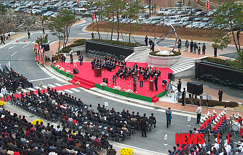 【정선=뉴시스】홍춘봉 기자 = 2000년 10월 28일 스몰카지노가 성공적인 개장을 하기까지 험난한 난관과 도전은 이루 헤아릴 수 없을 정도로 많았다. 사진은 지난 2000년 10월 28일 열린 개장식에는 김진선 도지사, 김택기 국회의원, 오영교 산업자원부 차관, 김광식 사장, 주민 등 2000여명이 참석해 성황을 이루고 있는 모습. 2014.01.08. (사진=강원랜드 제공) photo@newsis.com