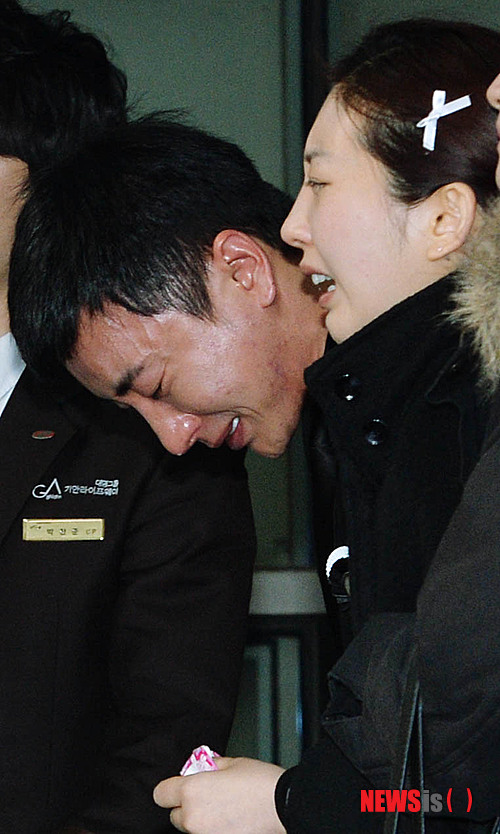 【서울=뉴시스】 박문호 기자 = 그룹 슈퍼주니어 멤버 이특(박정수)과 박인영 등 유가족이 8일 오전 서울 고려대학교 구로병원 장례식장에서 엄수된 조부모와 부친의 발인식에서 슬퍼하고 있다. 2014.01.08. go2@newsis.com